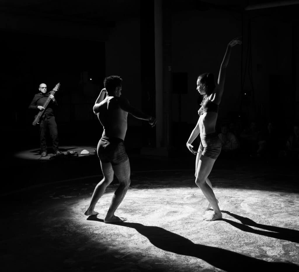 Danseurs et musicien sur scène